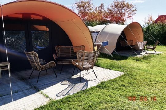 Eingerichtete Zelte auf dem Ferienhof De Oorsprong