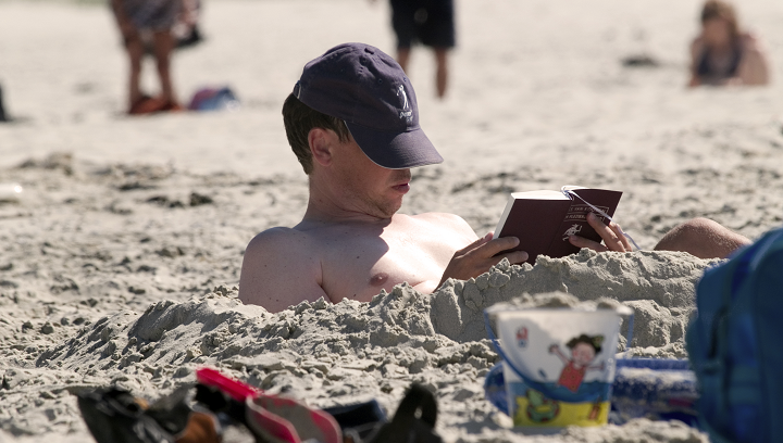 Buch lesen am Strand