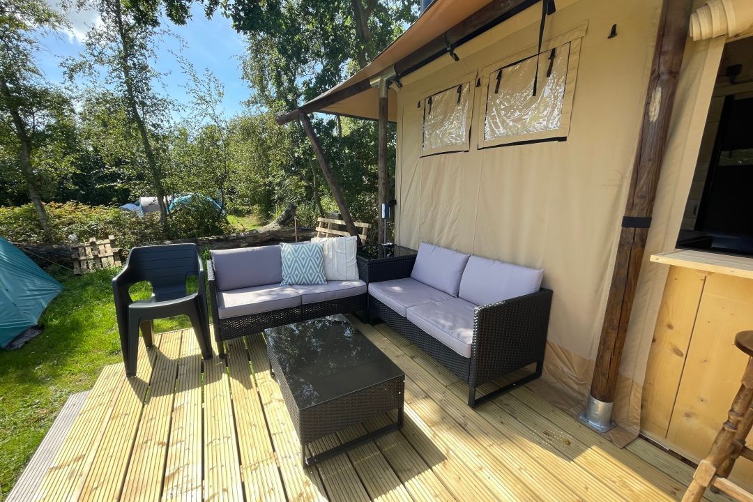 Safarizelt Flúed – Stilvolles Glamping mit Pelletofen