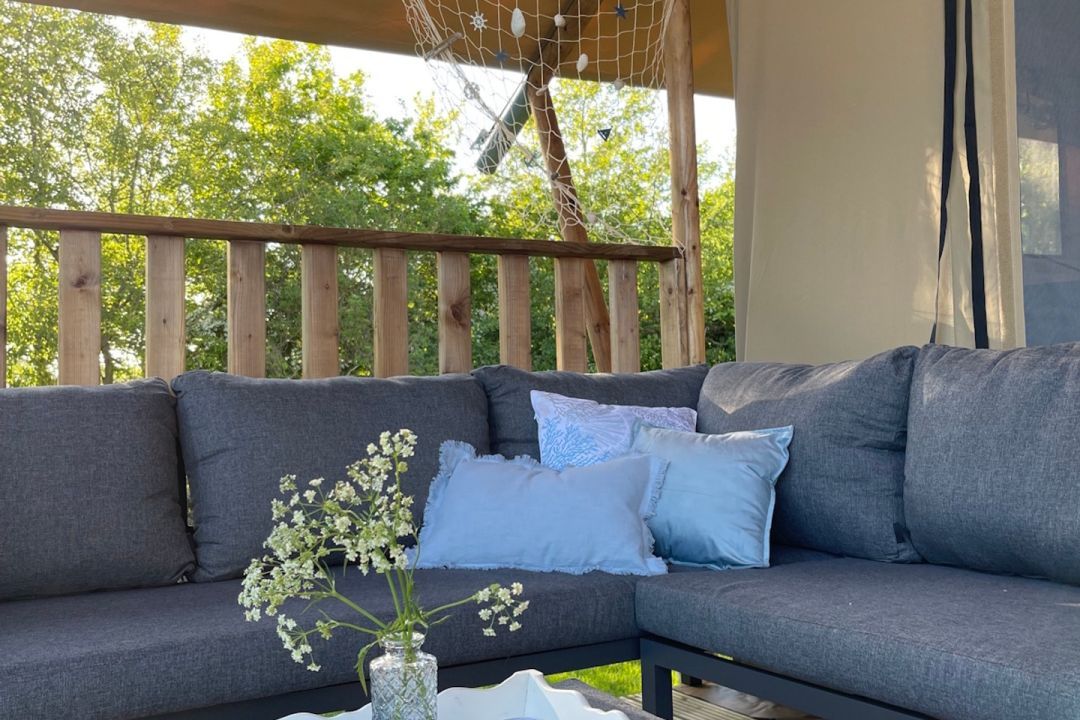 Safarizelt Eive – Modernes Glamping mit Pelletofen