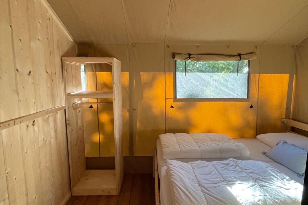 Safarizelt Eive – Modernes Glamping mit Pelletofen