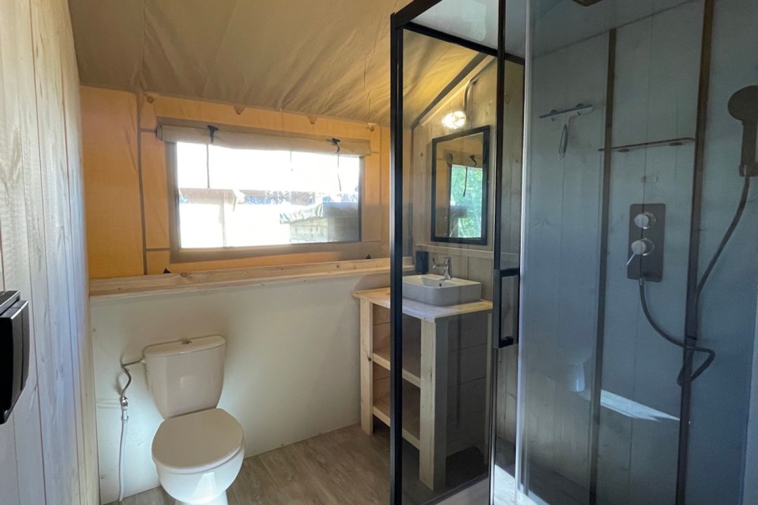 Safarizelt Eive – Modernes Glamping mit Pelletofen