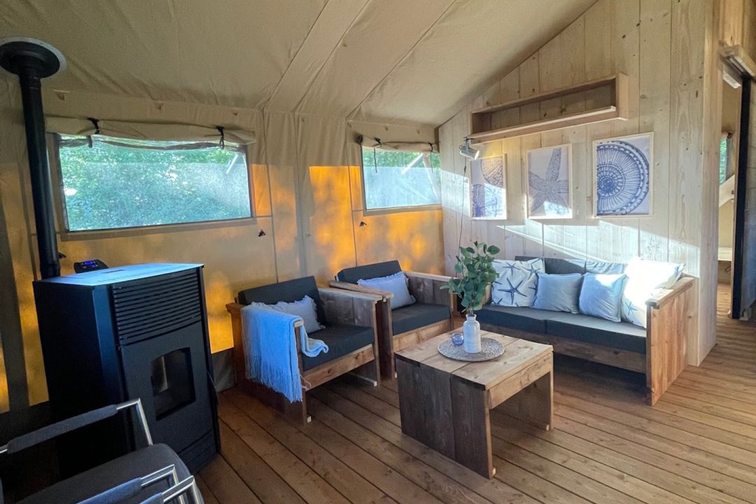 Safarizelt Flúed – Stilvolles Glamping mit Pelletofen