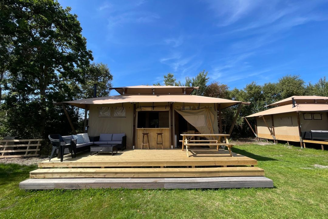 Safarizelt Flúed – Stilvolles Glamping mit Pelletofen