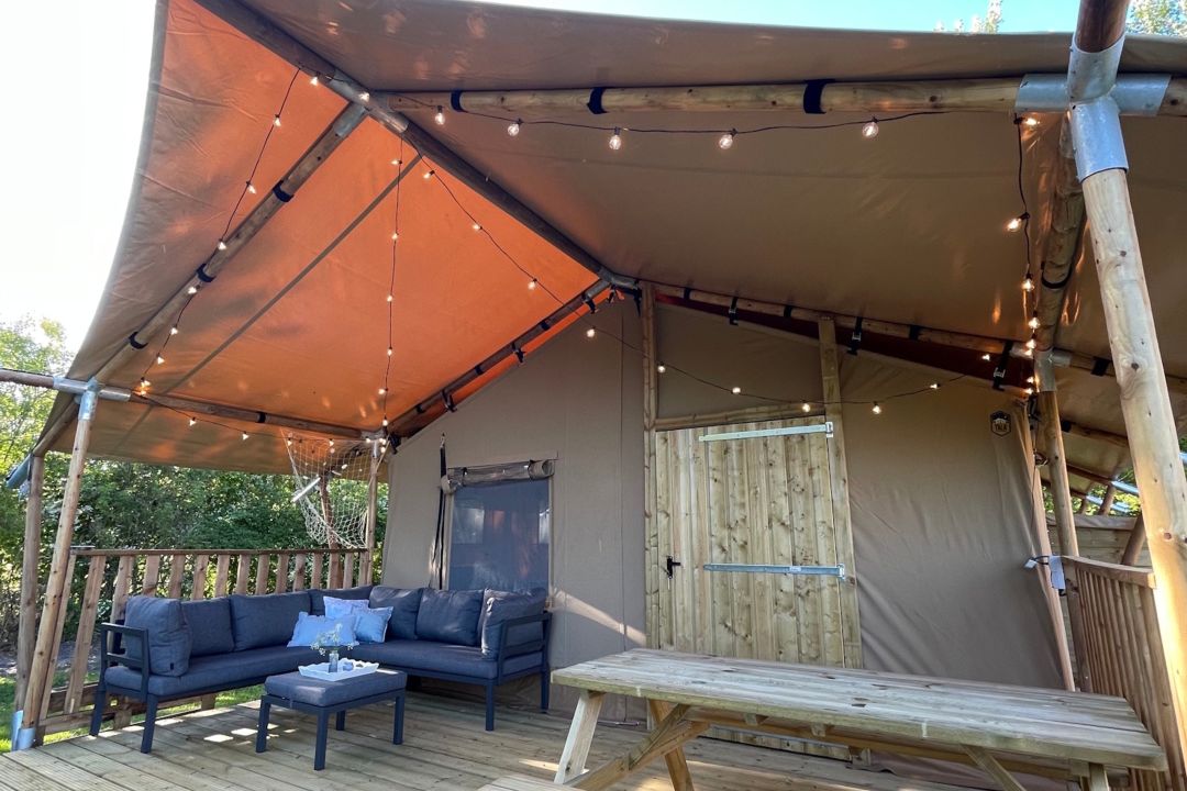 Safarizelt Eive – Modernes Glamping mit Pelletofen