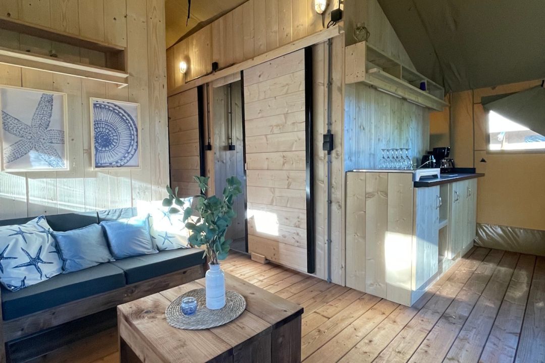 Safarizelt Flúed – Stilvolles Glamping mit Pelletofen