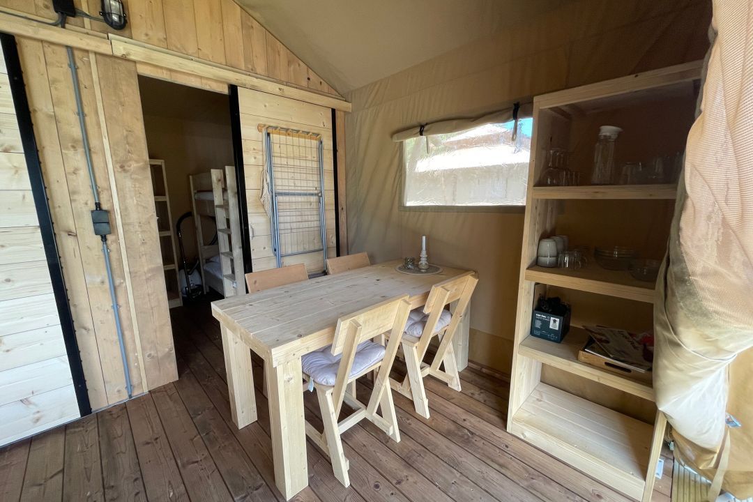 Safarizelt Flúed – Stilvolles Glamping mit Pelletofen