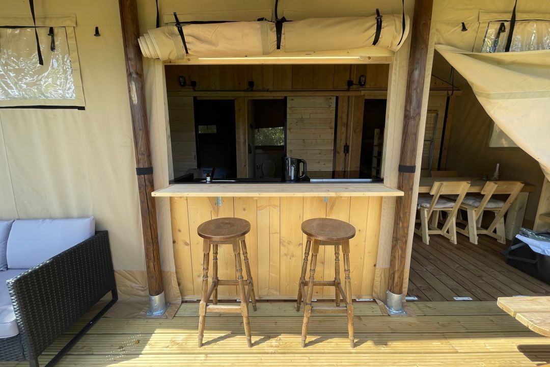 Safarizelt Flúed – Stilvolles Glamping mit Pelletofen