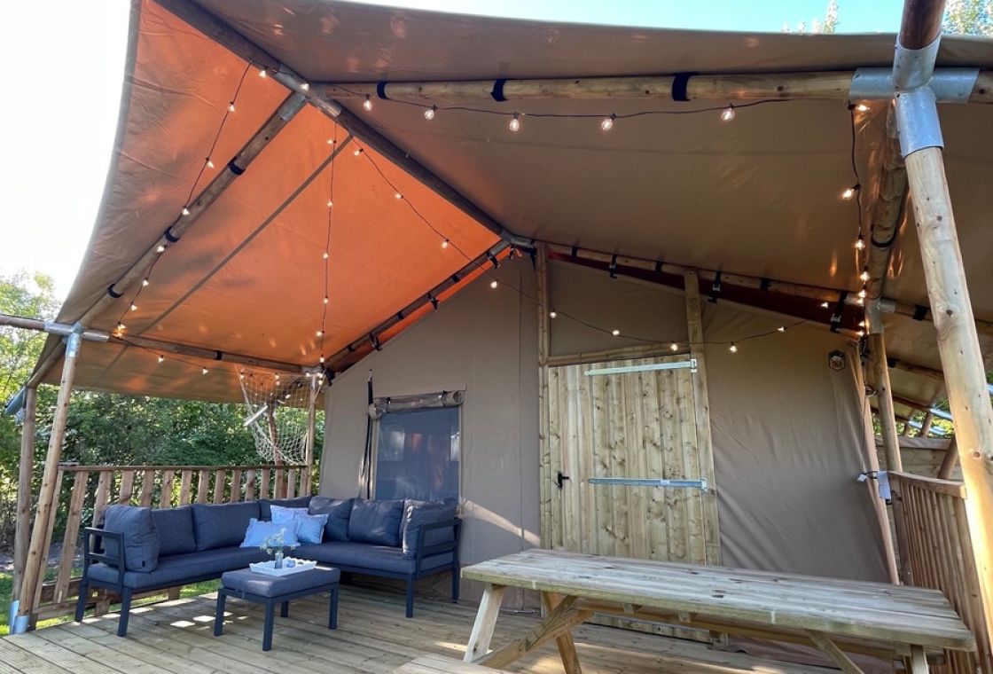 Safarizelt Flúed – Stilvolles Glamping mit Pelletofen