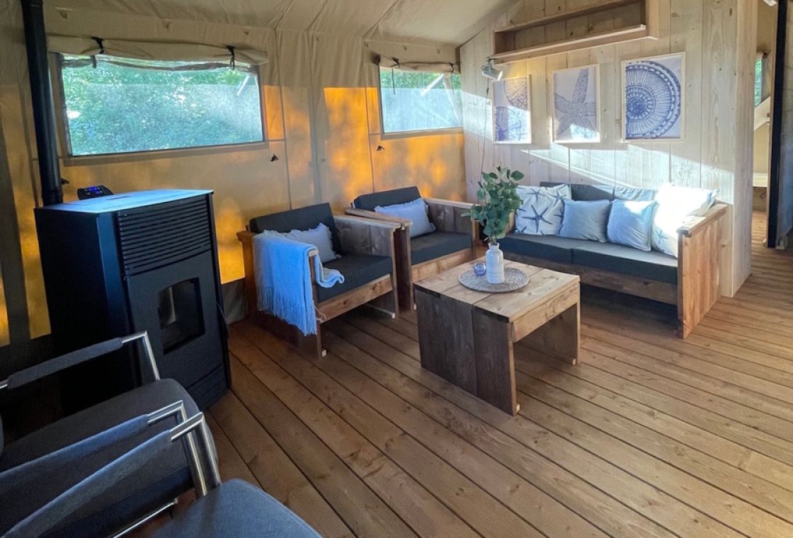 Safarizelt Eive – Modernes Glamping mit Pelletofen