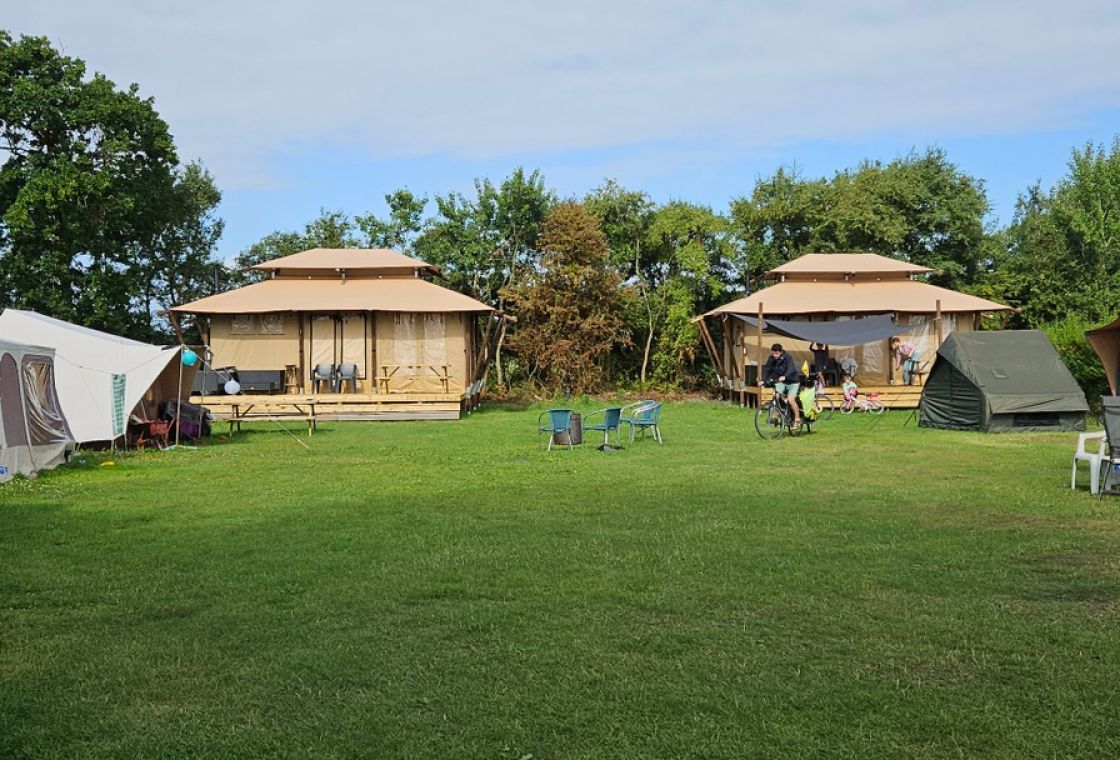 Safarizelt Flúed – Stilvolles Glamping mit Pelletofen