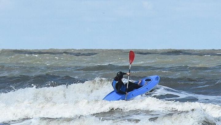 Kajakken in de branding van Schiermonnikoog