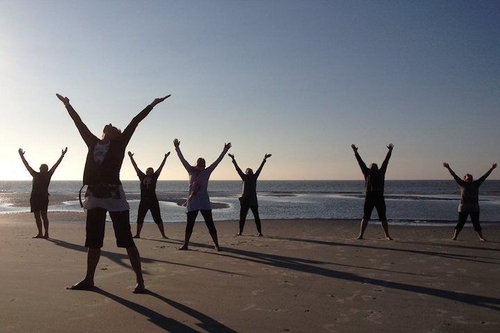 Zonnegroet op het strand Schiermonnikoog