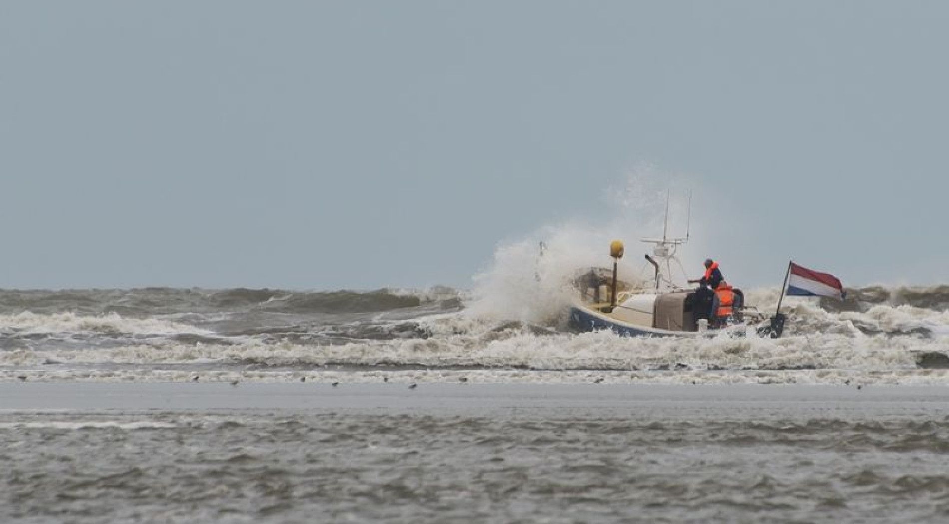 Die Willem Horsman fährt durch die Brandung der Nordsee