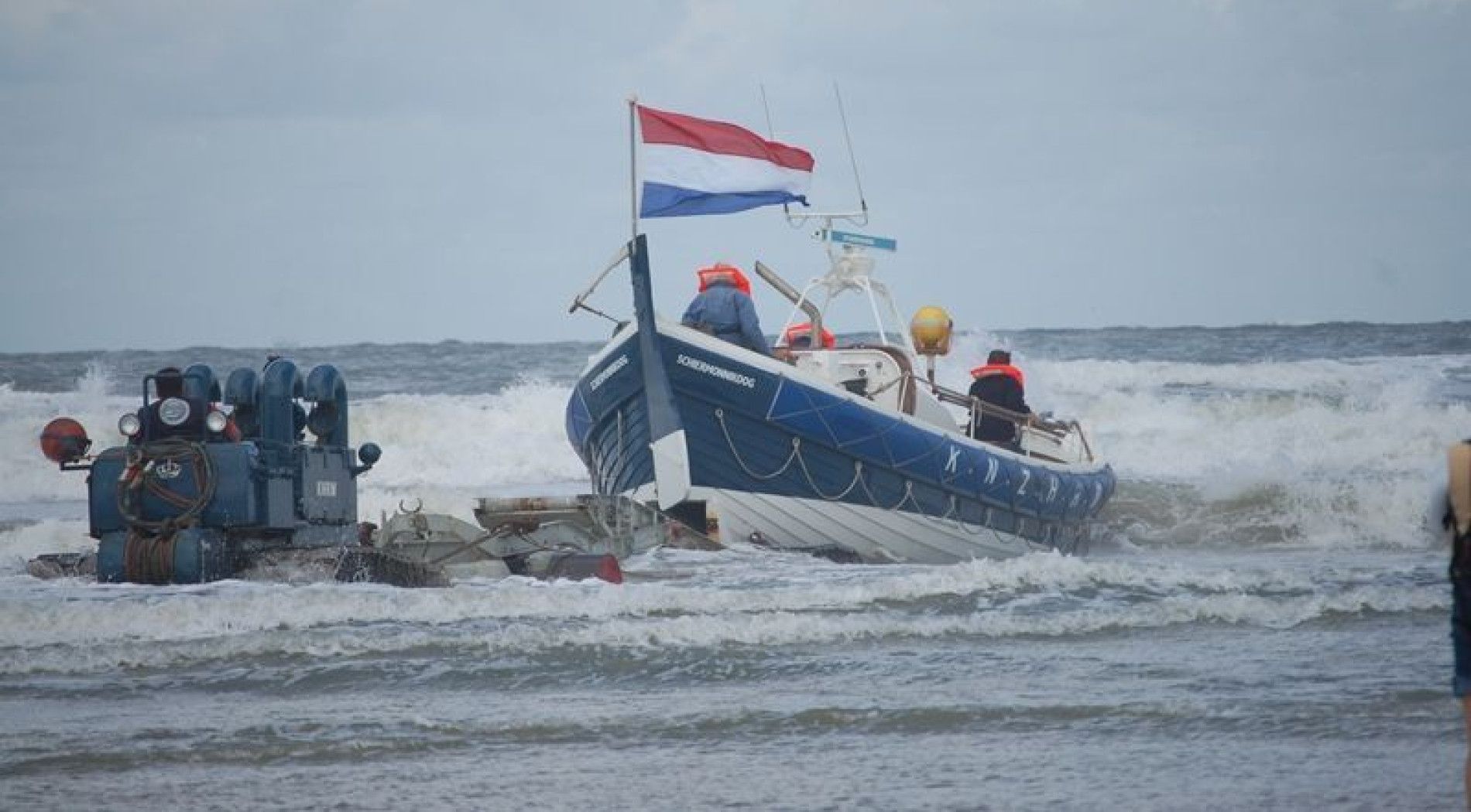 Zuwasserlassen der Willem Horsman am Strand
